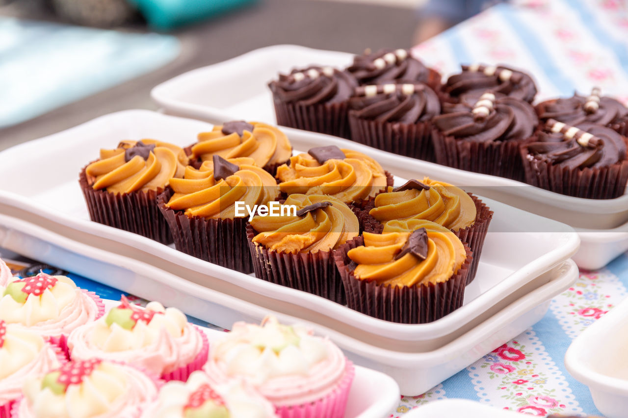 CLOSE-UP OF CUPCAKES IN PLATE