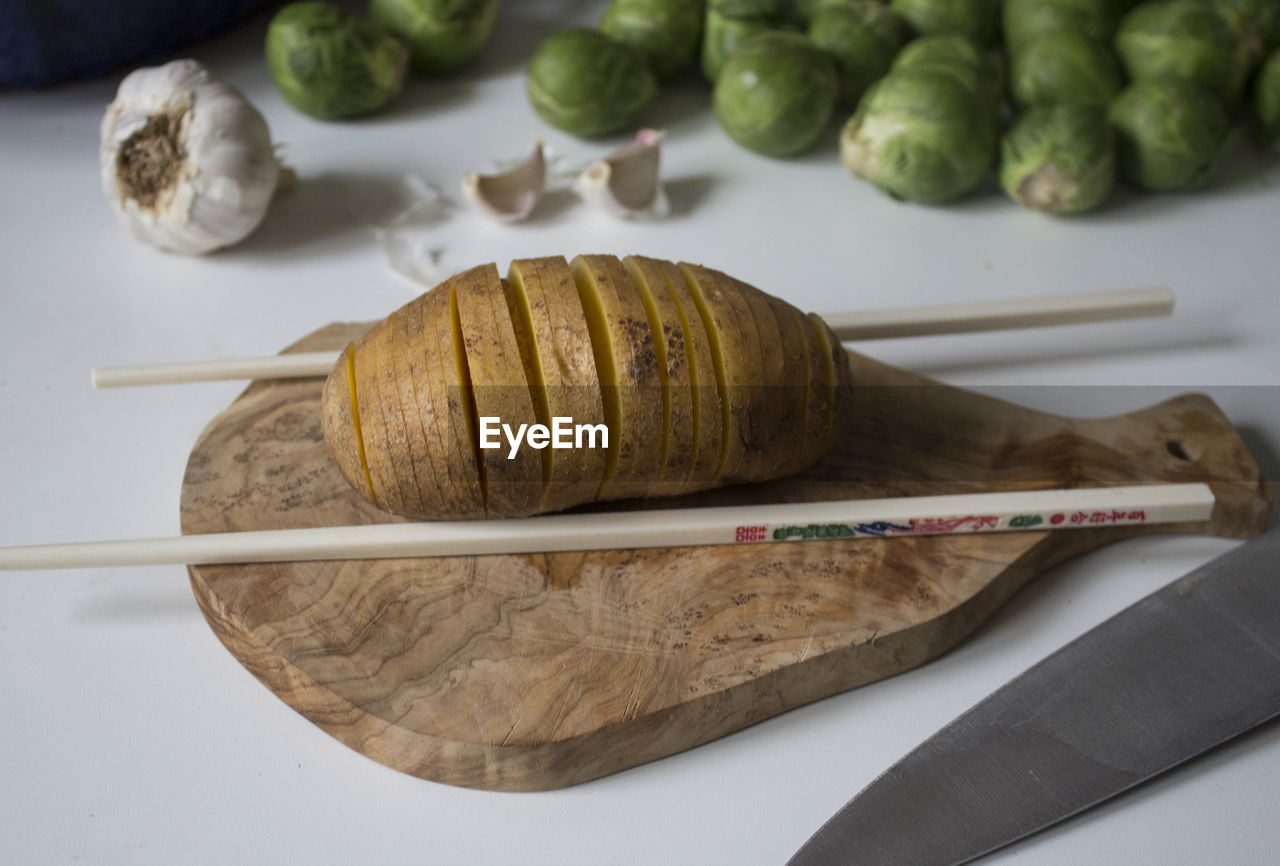 HIGH ANGLE VIEW OF FOOD ON PLATE