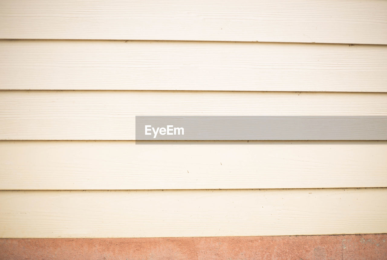FULL FRAME SHOT OF WOODEN PLANKS