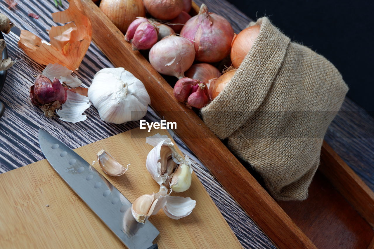 HIGH ANGLE VIEW OF EGGS ON TABLE