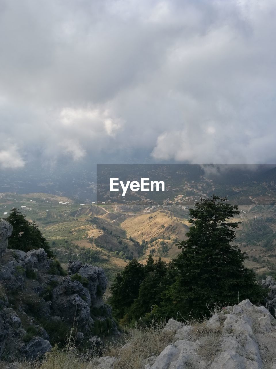 AERIAL VIEW OF LANDSCAPE AND MOUNTAINS AGAINST SKY