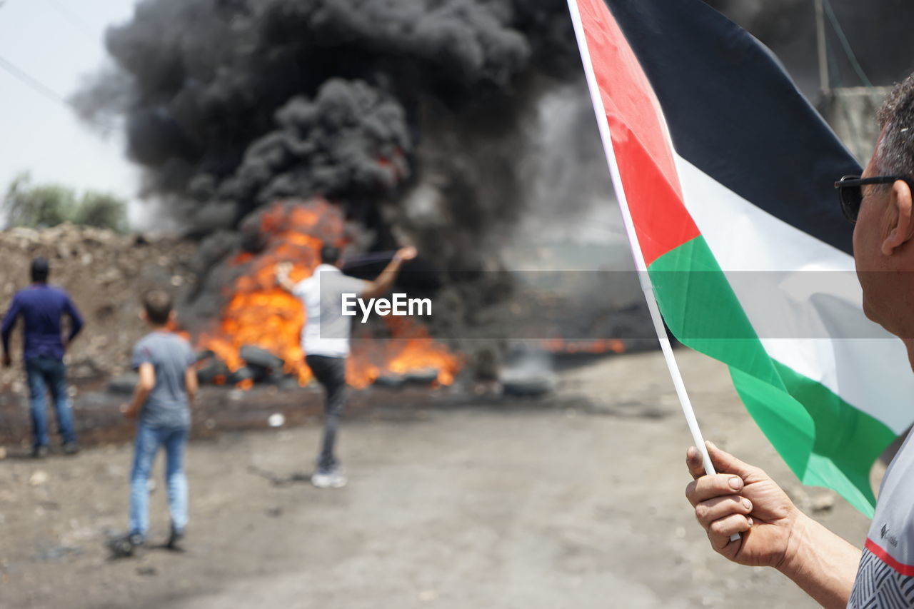 Raising the palestinian flag during the confrontations between the palestinians and the israeli army