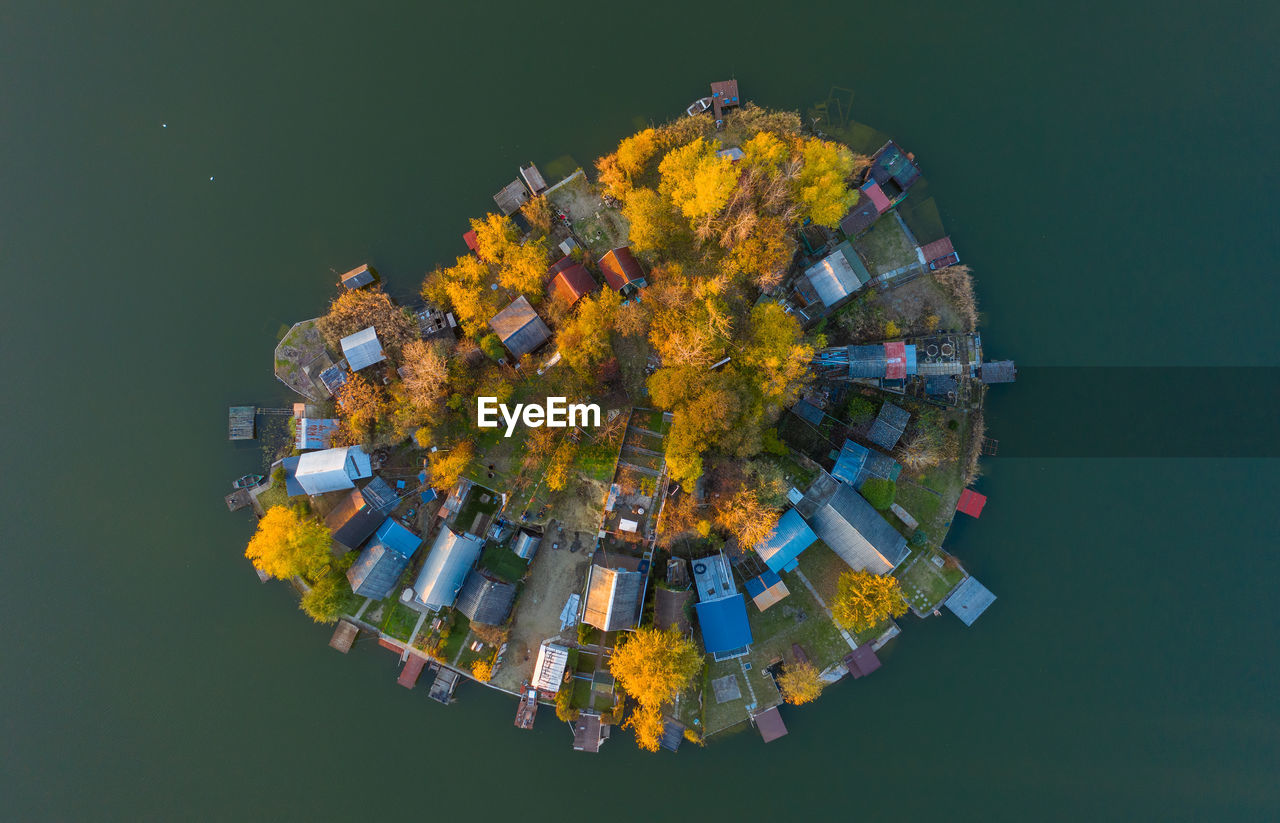 Aerial top down shot of tiny island at lake kavicsos, szigetszentmiklós, hungary