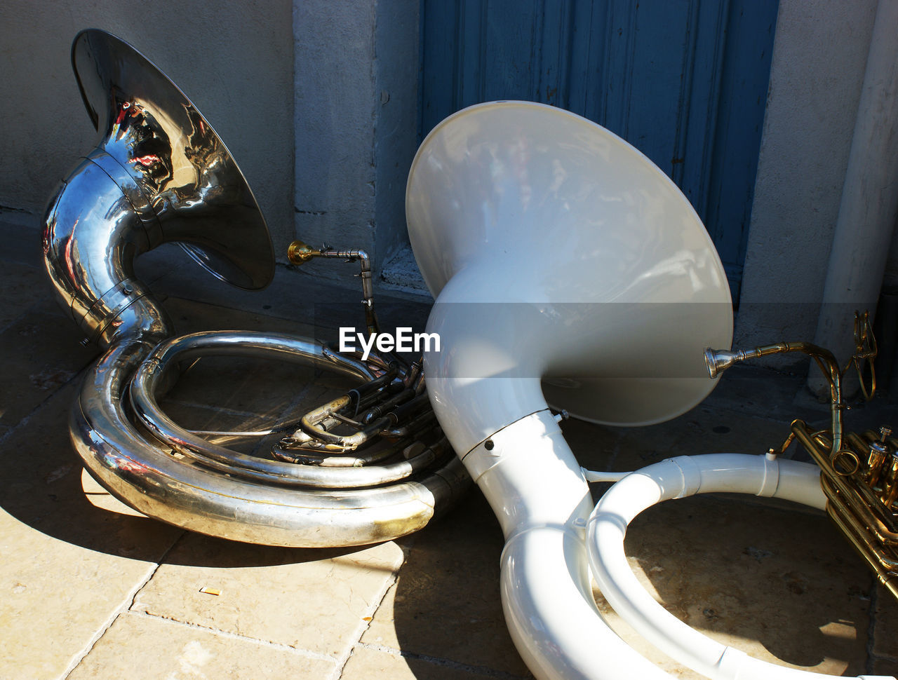 HIGH ANGLE VIEW OF OLD BICYCLE ON STREET