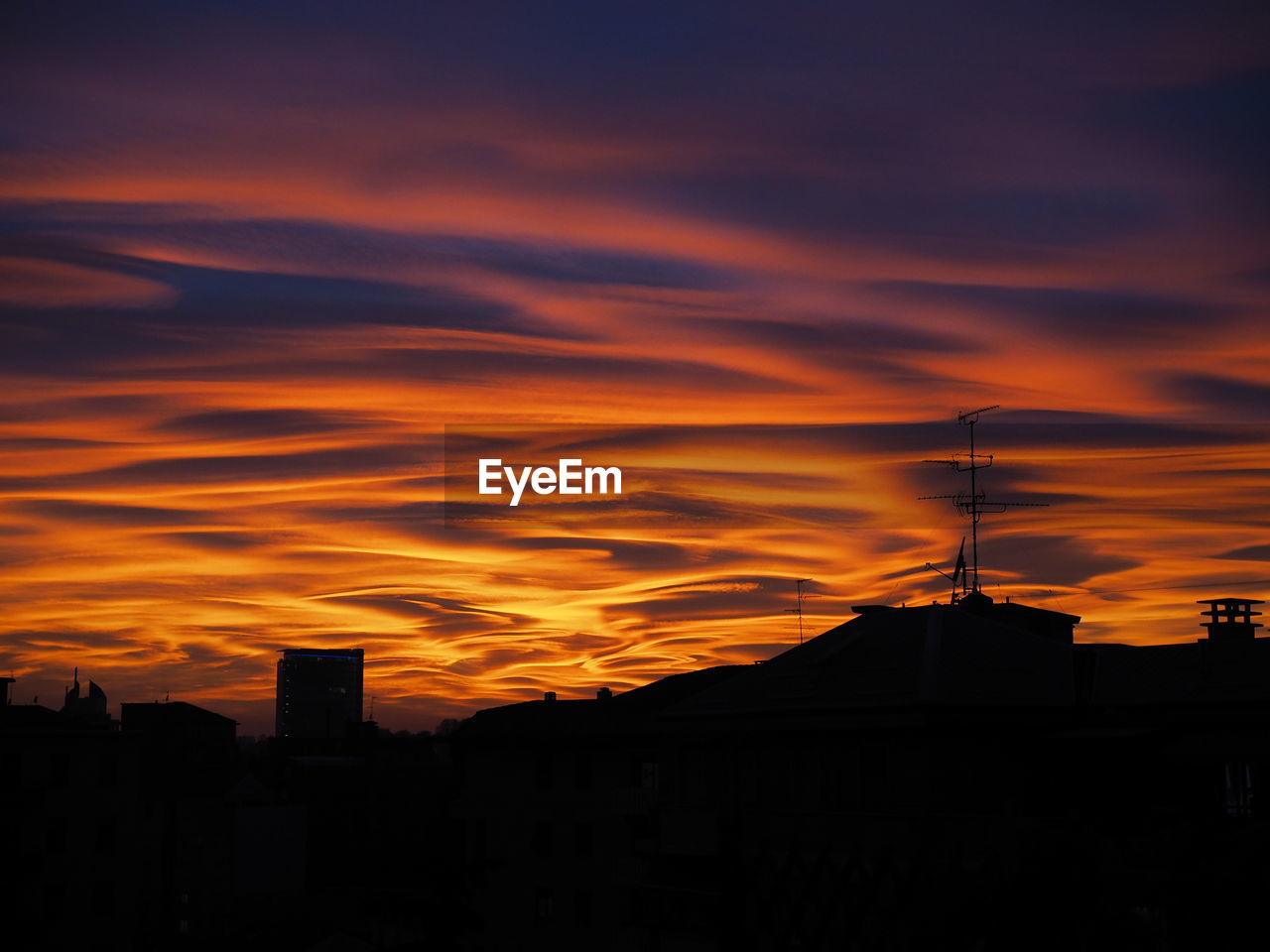 SILHOUETTE BUILT STRUCTURE AGAINST SUNSET SKY