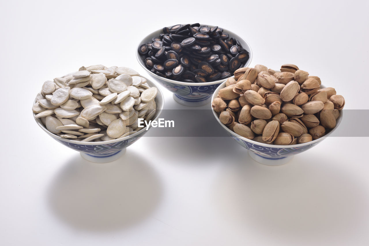 CLOSE-UP OF COFFEE BEANS IN BOWL