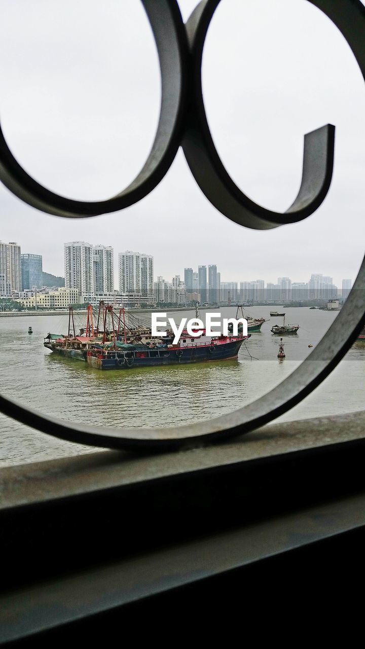 PANORAMIC VIEW OF CITYSCAPE AND SEA AGAINST SKY