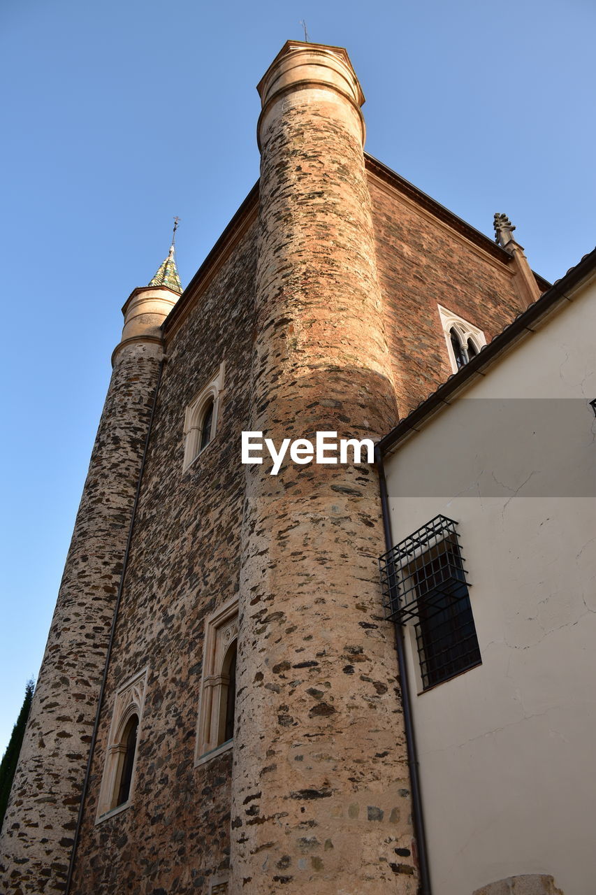 LOW ANGLE VIEW OF HISTORIC BUILDING AGAINST CLEAR SKY