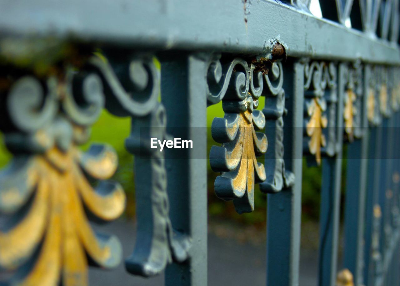 CLOSE-UP OF METAL CHAIN