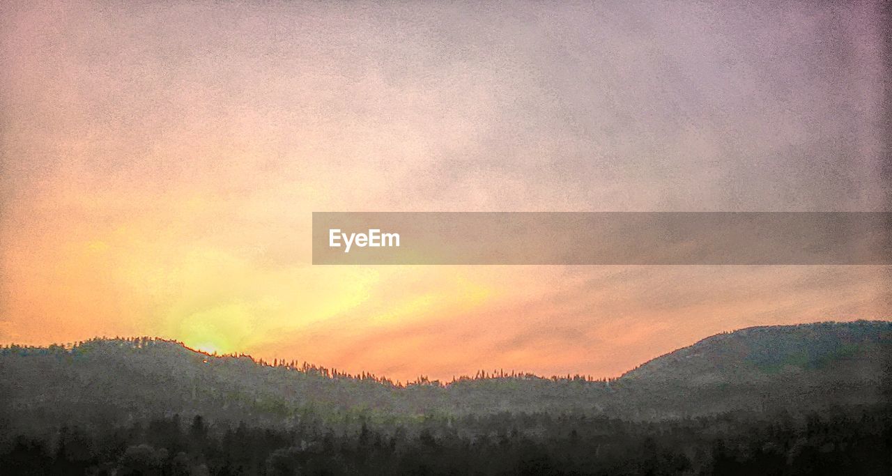 SCENIC VIEW OF SILHOUETTE MOUNTAINS AGAINST SKY