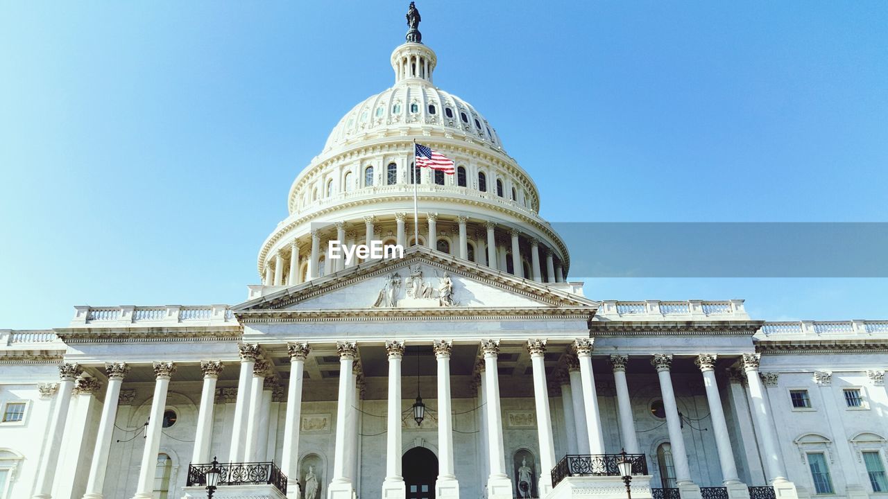 LOW ANGLE VIEW OF HISTORICAL BUILDING AGAINST CLEAR SKY