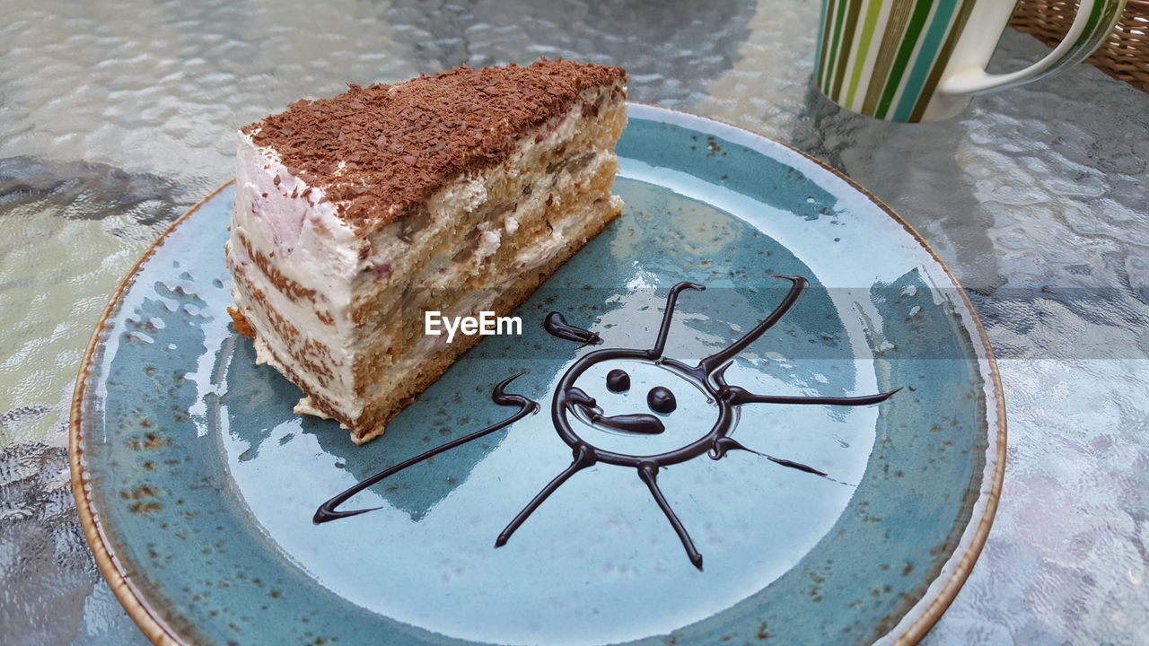 HIGH ANGLE VIEW OF CAKE IN PLATE