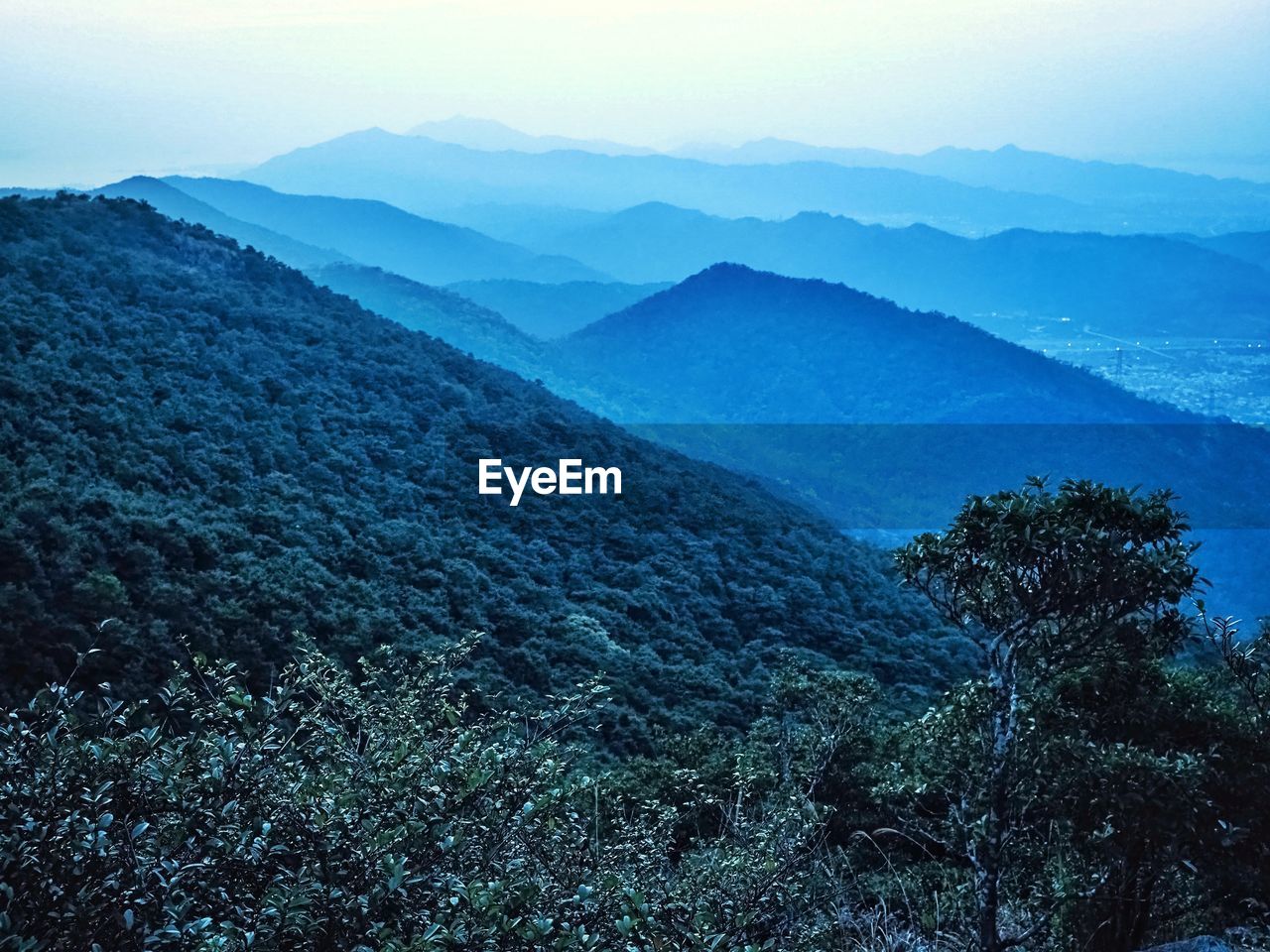 HIGH ANGLE VIEW OF LAND AND MOUNTAINS AGAINST SKY