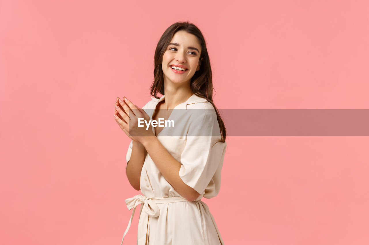 PORTRAIT OF A SMILING YOUNG WOMAN