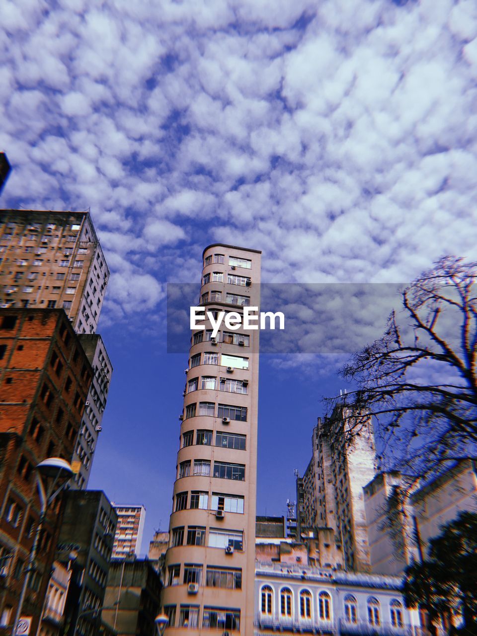 LOW ANGLE VIEW OF BUILDINGS AGAINST SKY