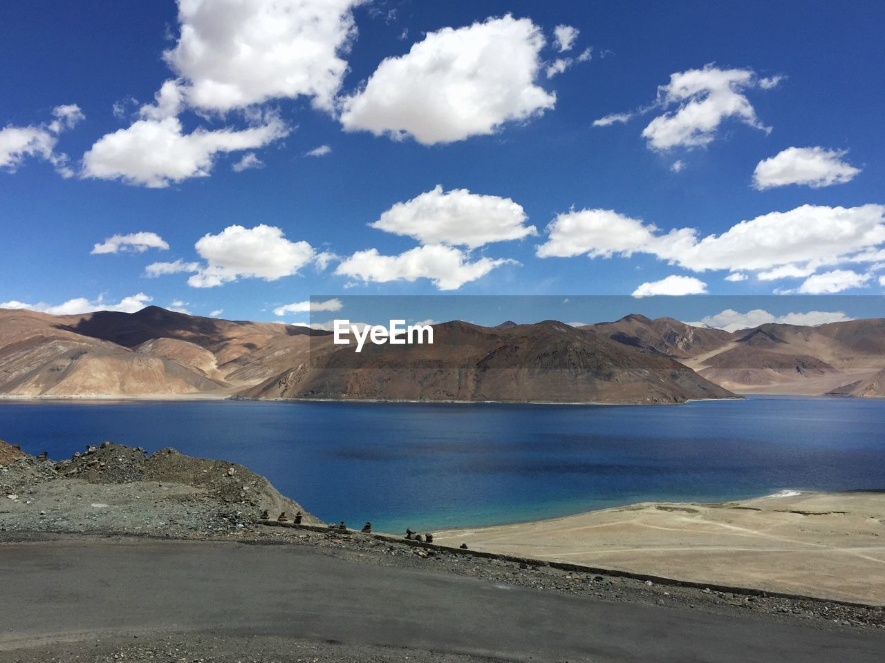 SCENIC VIEW OF LAKE BY MOUNTAIN AGAINST SKY