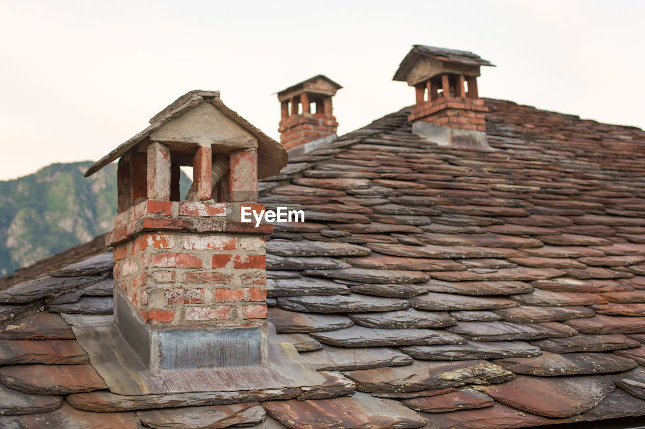 VIEW OF OLD BUILDING AGAINST SKY