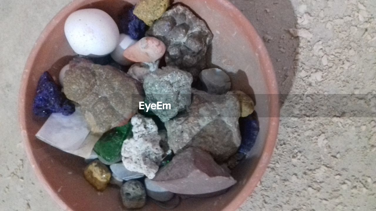 HIGH ANGLE VIEW OF MULTI COLORED STONES ON STONE