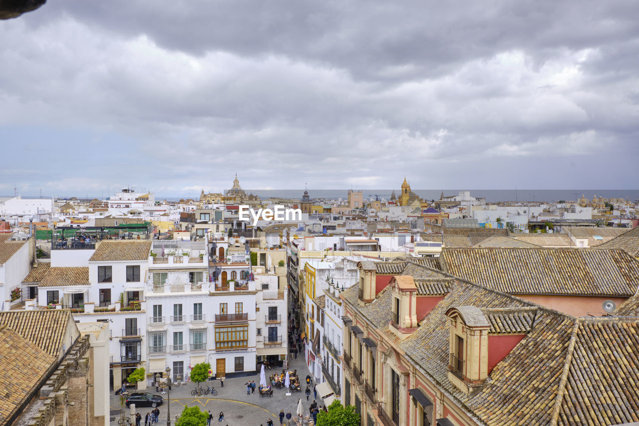 HIGH ANGLE VIEW OF TOWNSCAPE AGAINST SKY IN CITY