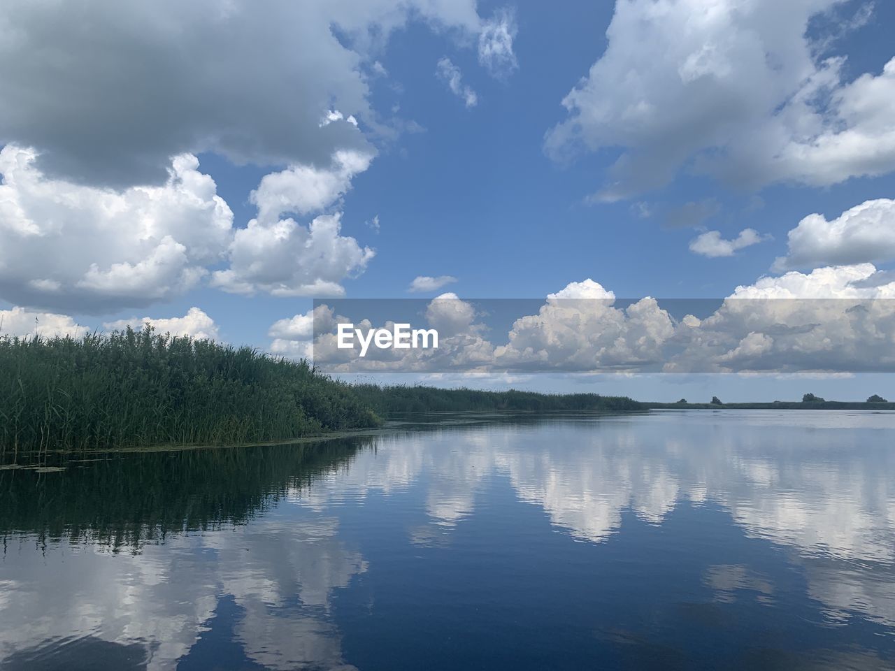 IDYLLIC VIEW OF LAKE AGAINST SKY