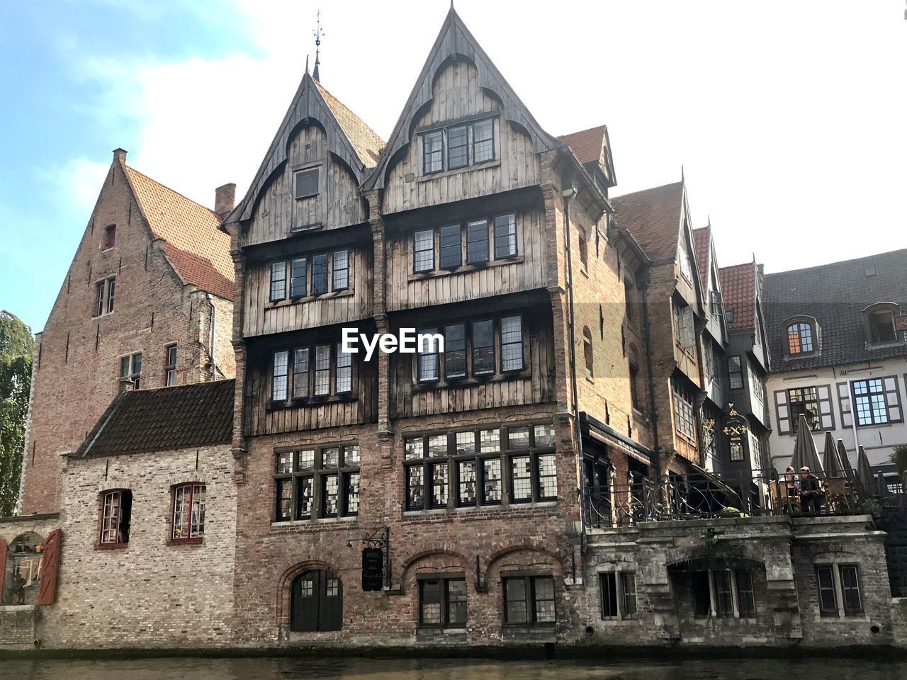 LOW ANGLE VIEW OF OLD BUILDINGS AGAINST SKY