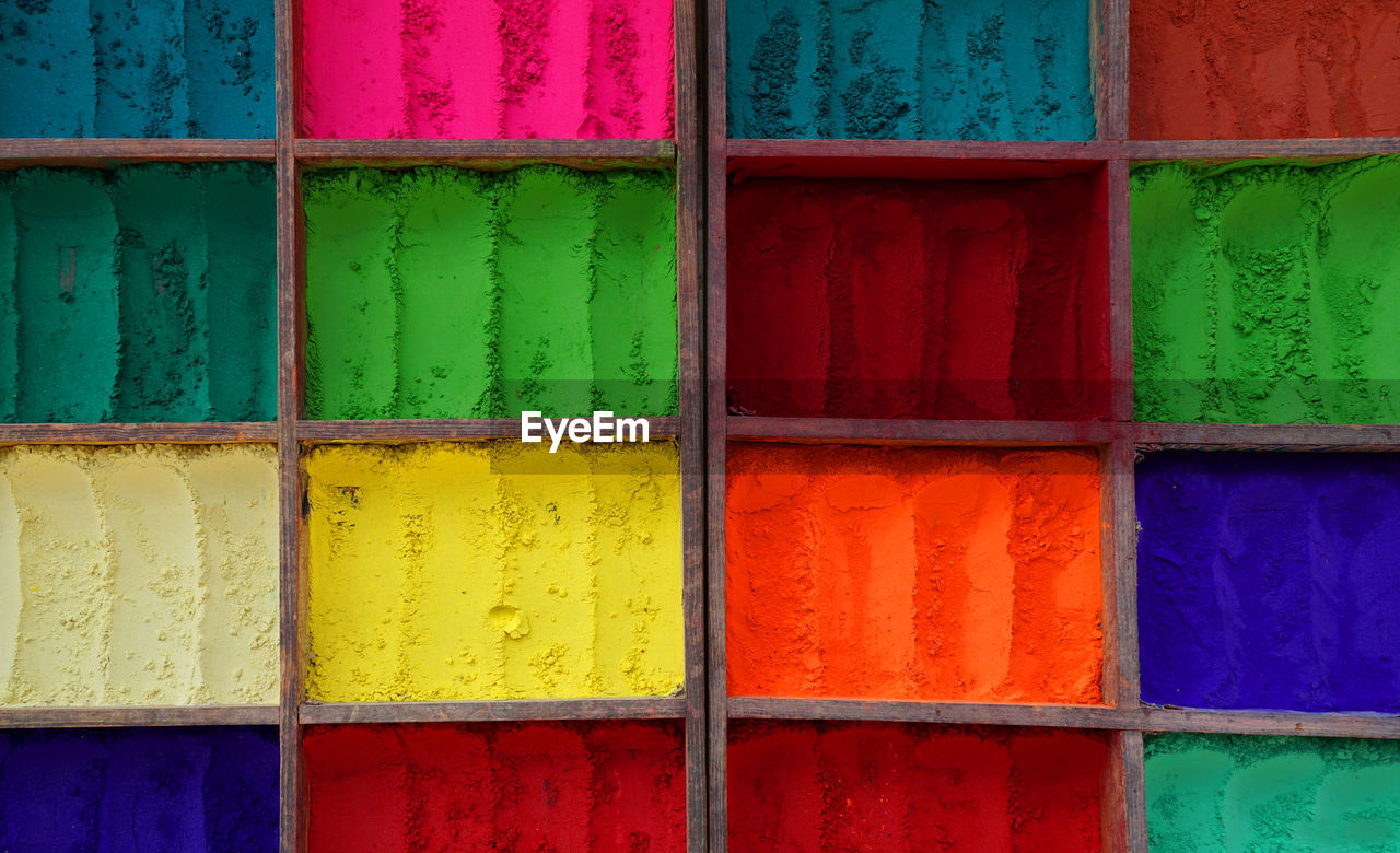 FULL FRAME SHOT OF MULTI COLORED PATTERNED WALL IN BACKGROUND