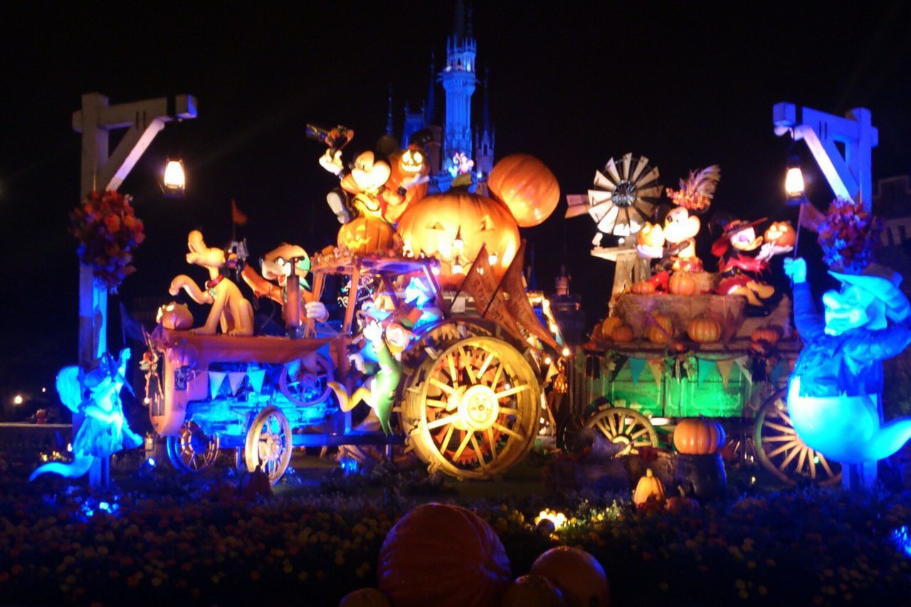 ILLUMINATED FERRIS WHEEL AT NIGHT