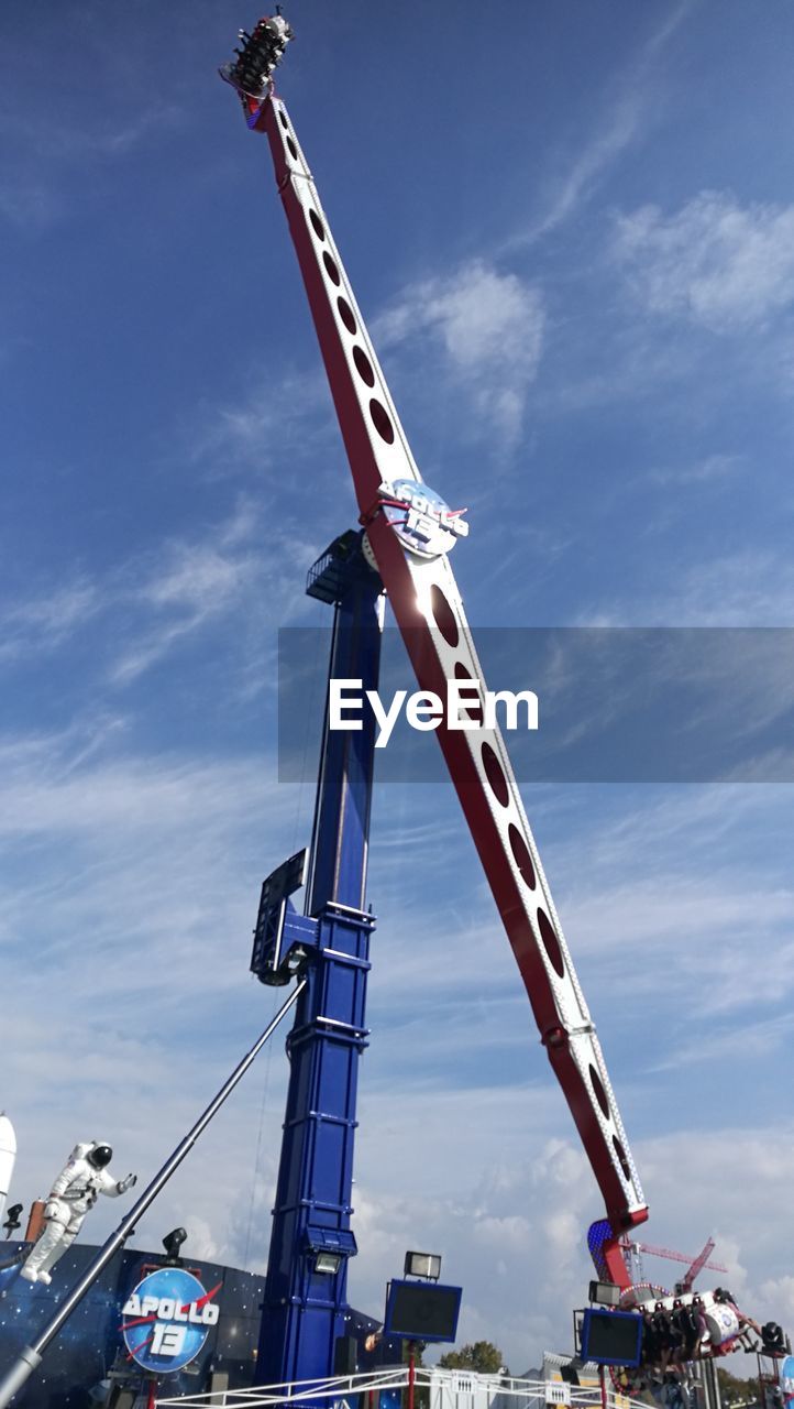 LOW ANGLE VIEW OF CRANE AGAINST SKY IN CITY