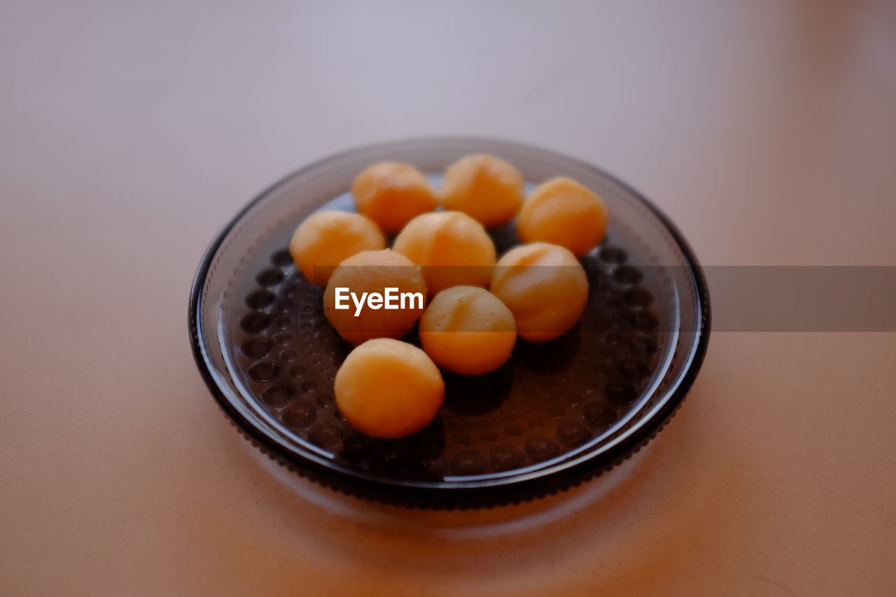HIGH ANGLE VIEW OF FRUITS IN BOWL