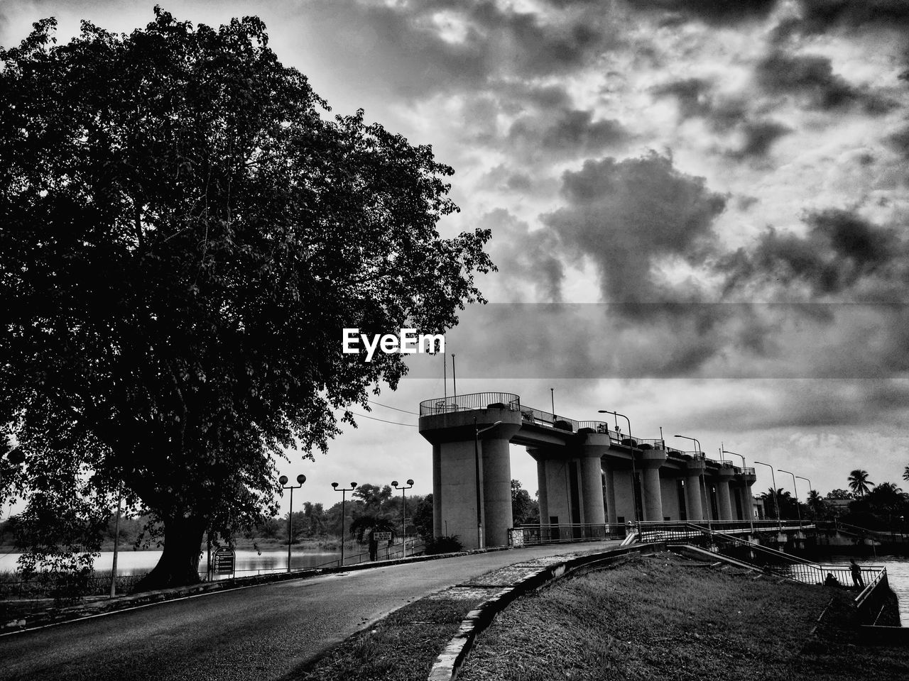 BUILT STRUCTURE AGAINST SKY IN CITY