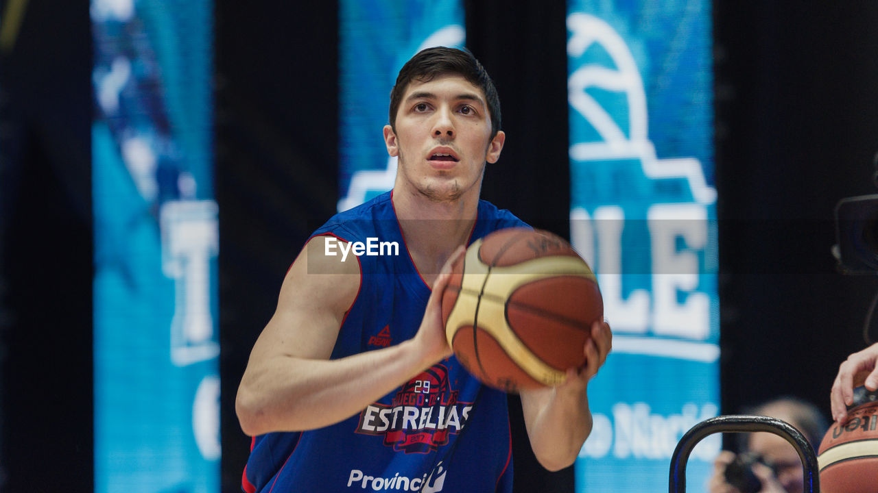 PORTRAIT OF MAN PLAYING WITH BASKETBALL