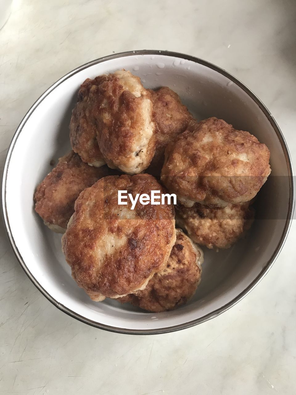 HIGH ANGLE VIEW OF BREAKFAST IN BOWL ON TABLE