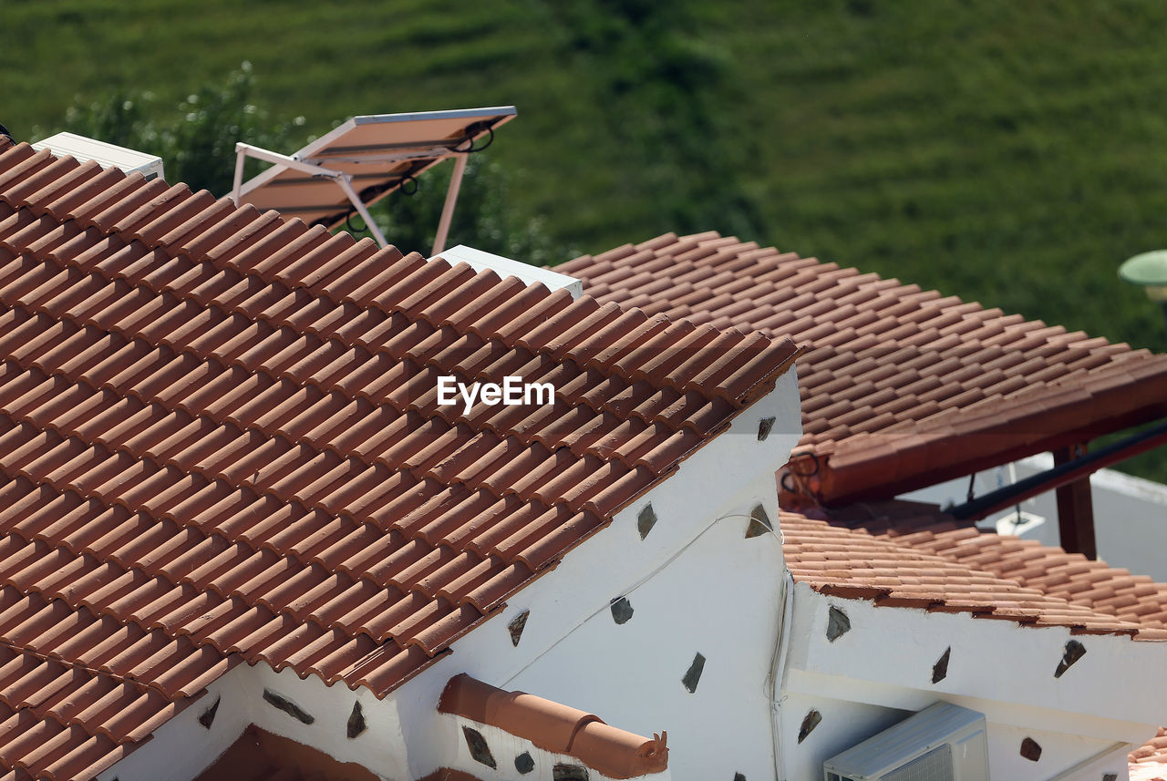 HIGH ANGLE VIEW OF ROOF TILES ON BUILDING TERRACE