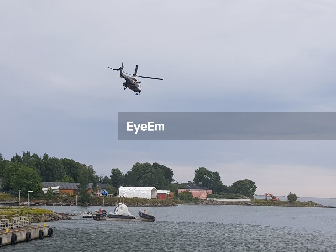 LOW ANGLE VIEW OF AIRPLANE FLYING OVER WATER AGAINST SKY