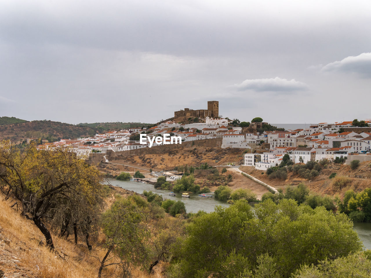 VIEW OF TOWNSCAPE AGAINST SKY