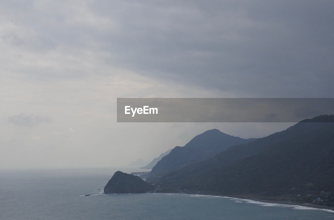 SCENIC VIEW OF SEA AND MOUNTAIN AGAINST SKY