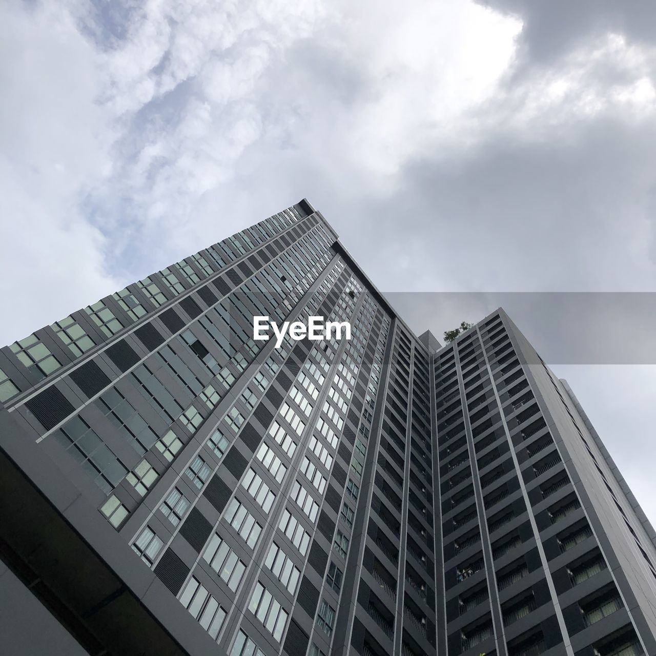 LOW ANGLE VIEW OF MODERN BUILDING AGAINST SKY IN CITY