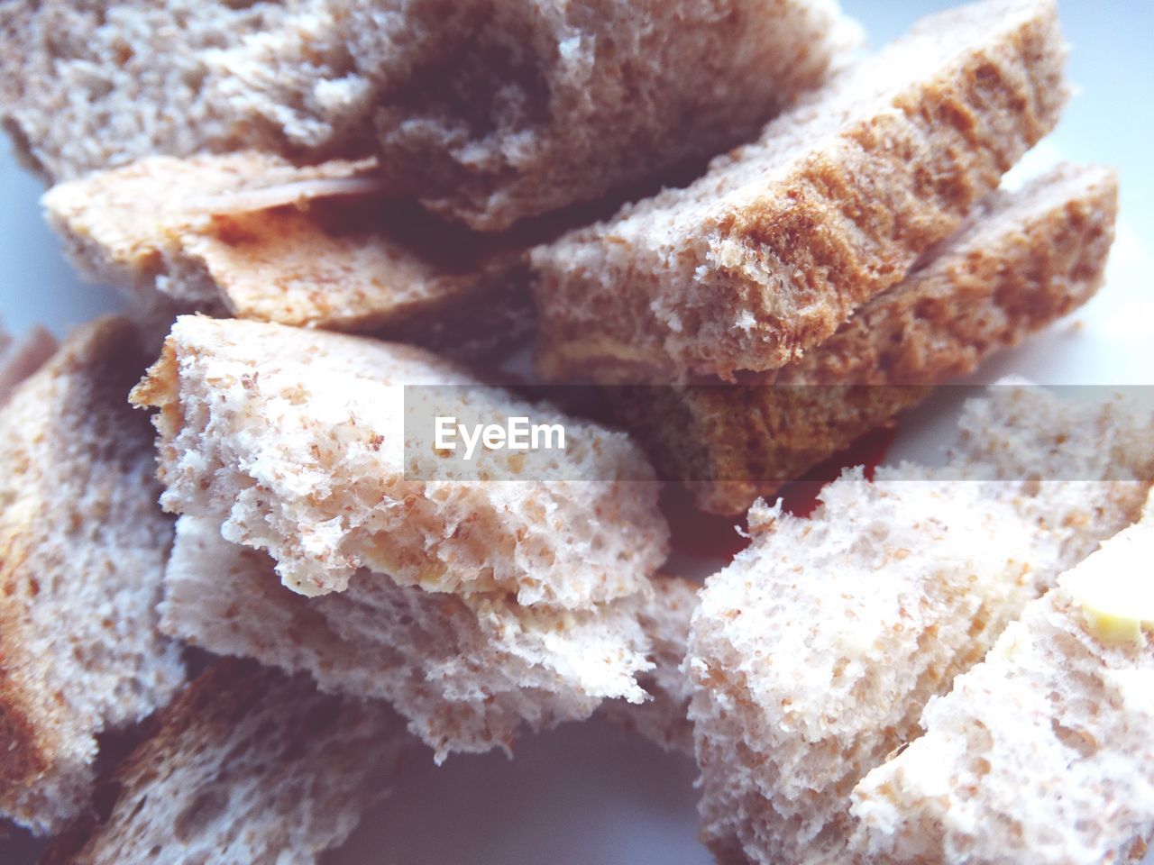 CLOSE-UP OF BREAD ON PLATE