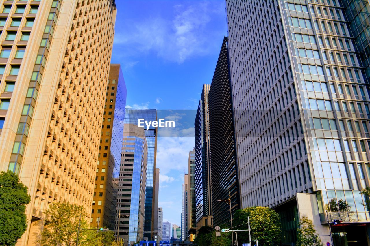 LOW ANGLE VIEW OF BUILDINGS AGAINST SKY IN CITY