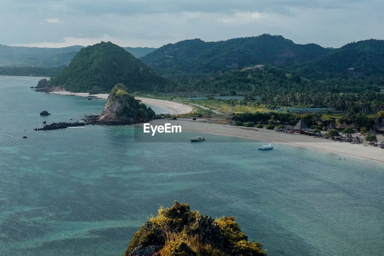 HIGH ANGLE VIEW OF BAY AND SEA AGAINST SKY