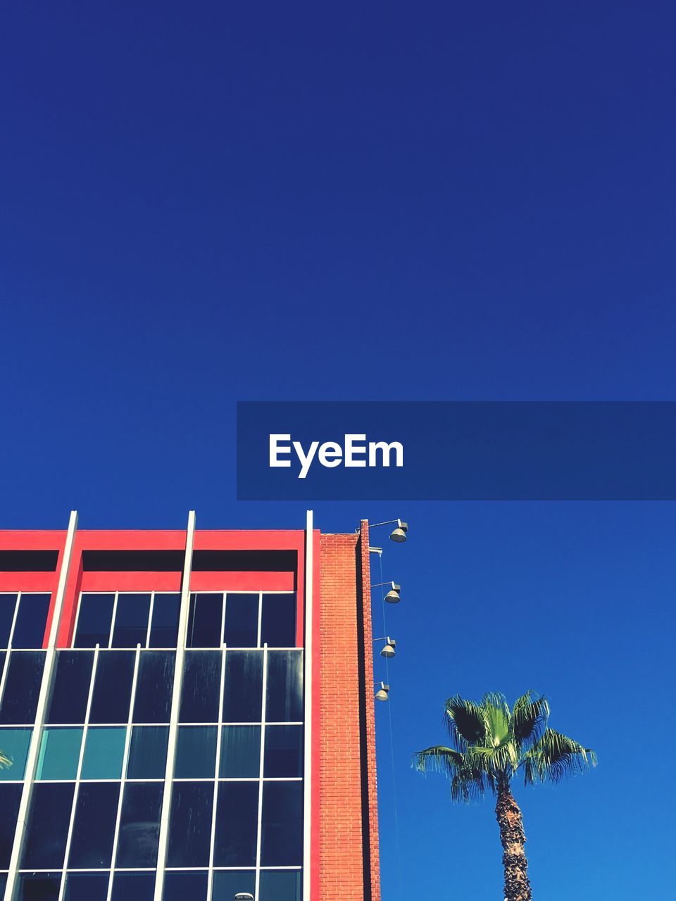 LOW ANGLE VIEW OF BUILT STRUCTURE AGAINST BLUE SKY