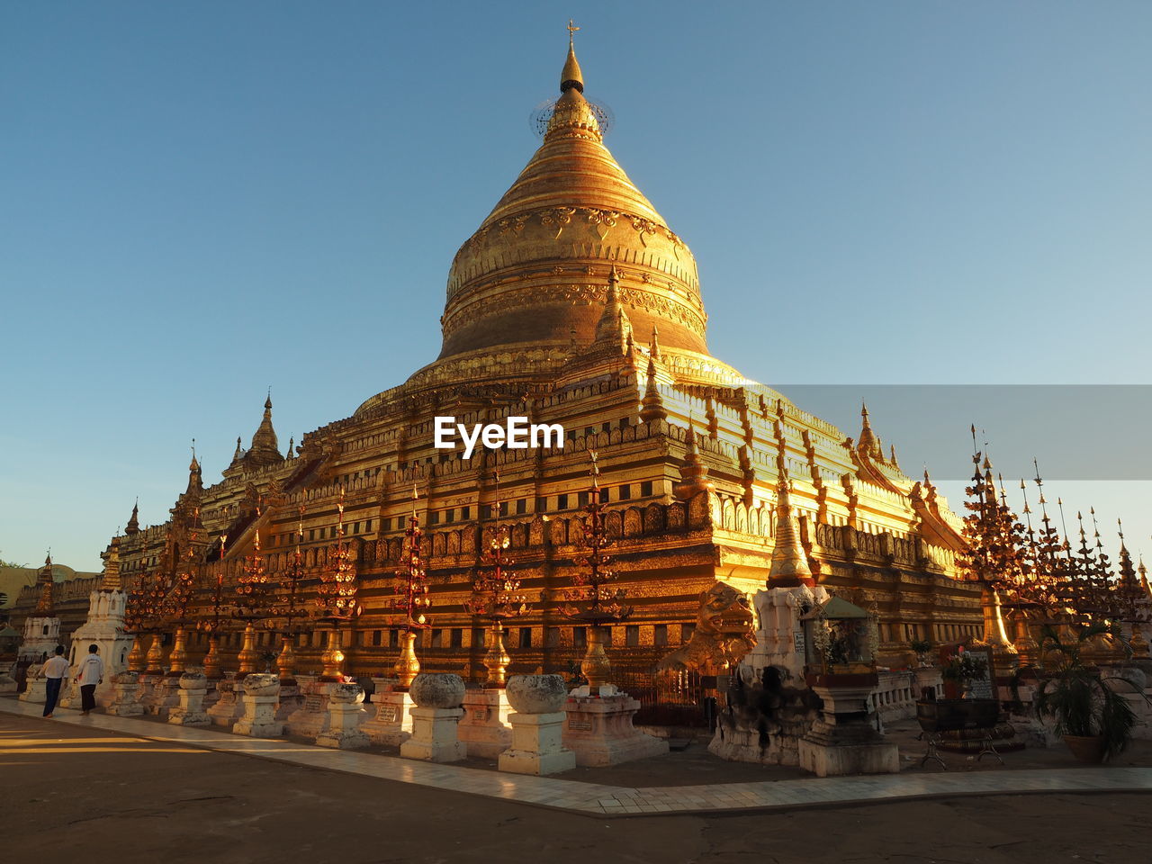 Golden shwezigon pagoda against sky