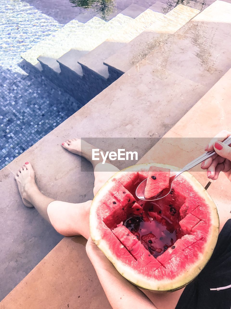 HIGH ANGLE VIEW OF WOMAN HAND HOLDING STRAWBERRY