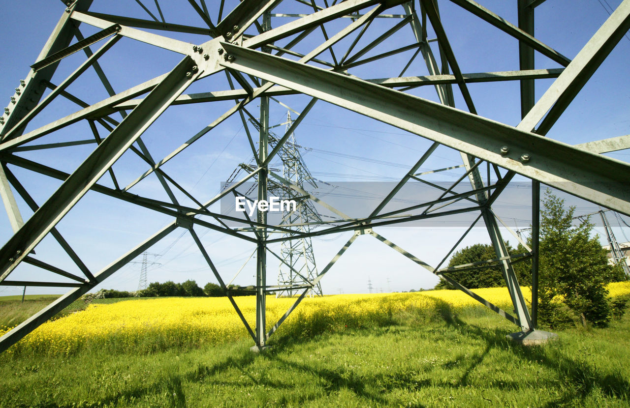 LOW ANGLE VIEW OF METALLIC BRIDGE AGAINST SKY