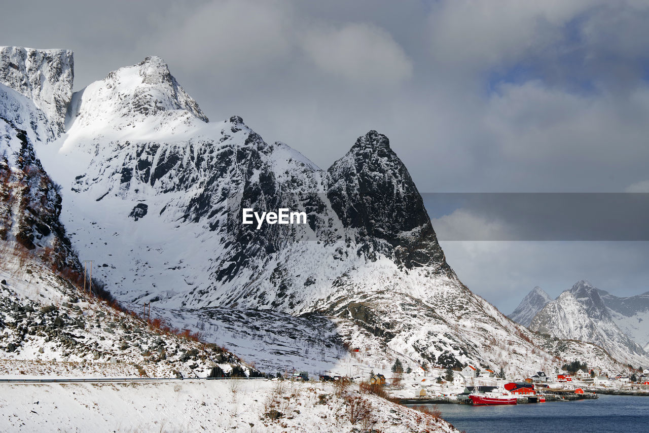 PANORAMIC VIEW OF SNOWCAPPED MOUNTAIN AGAINST SKY