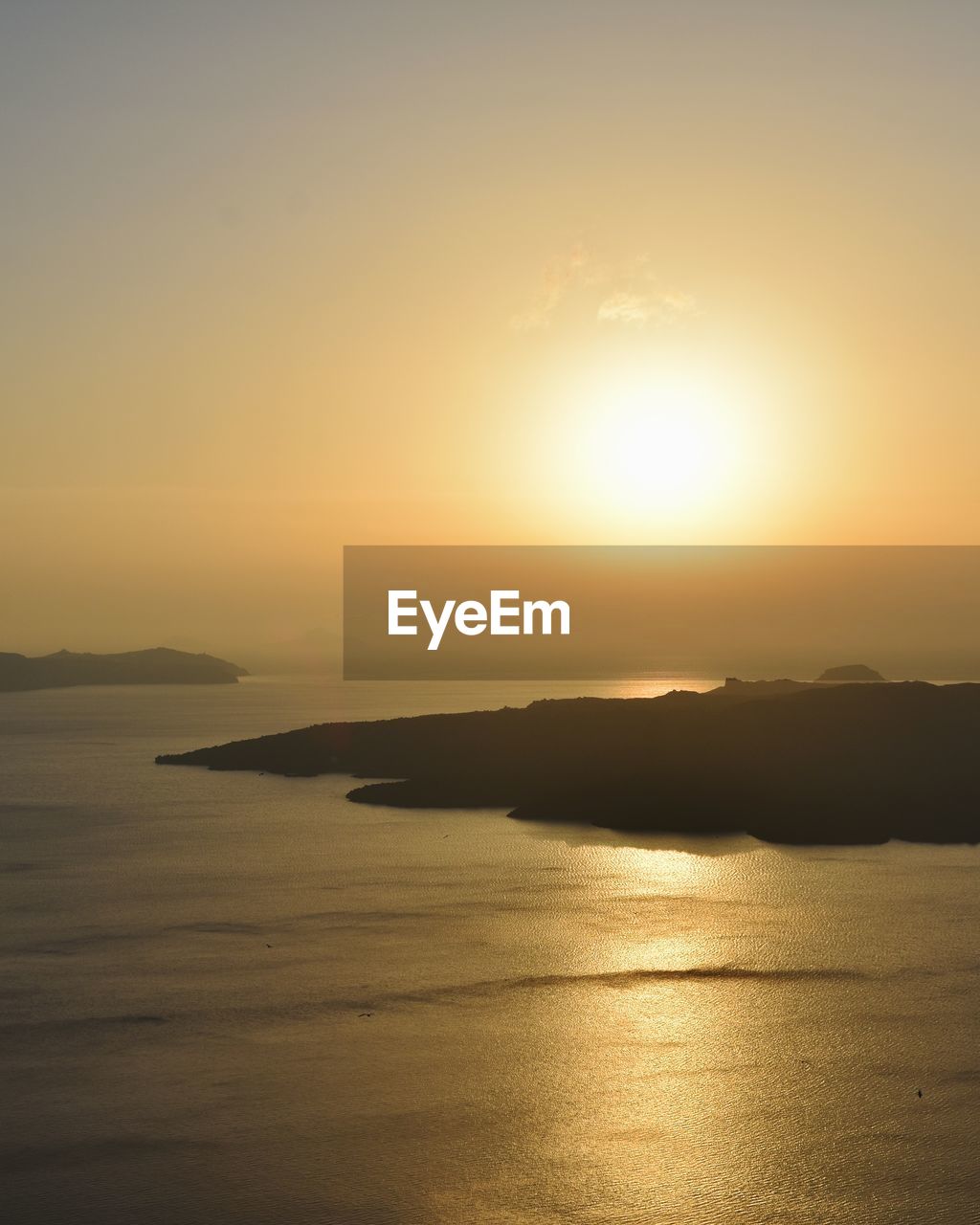 SCENIC VIEW OF SEA AGAINST SKY AT SUNSET