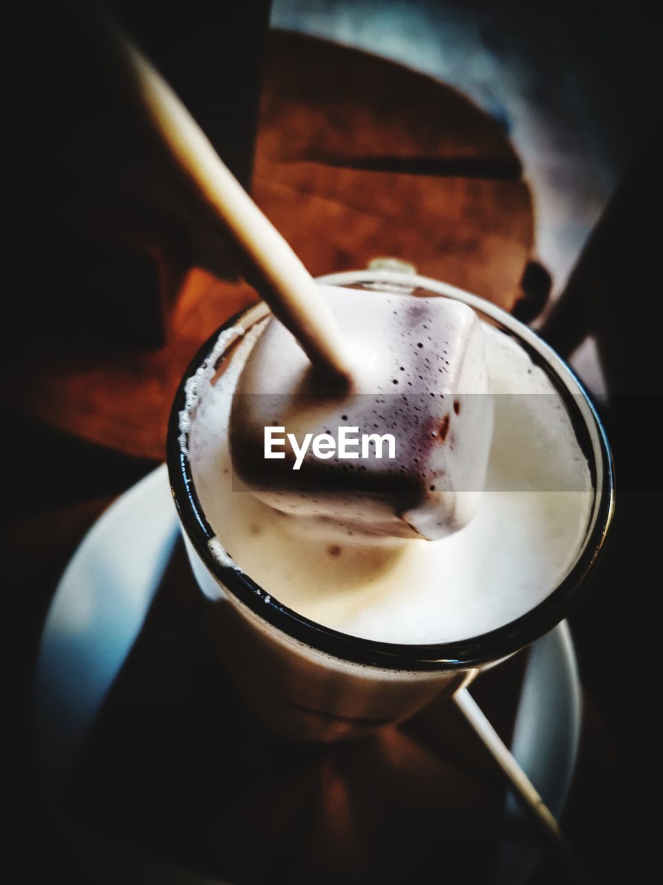 HIGH ANGLE VIEW OF COFFEE IN CUP