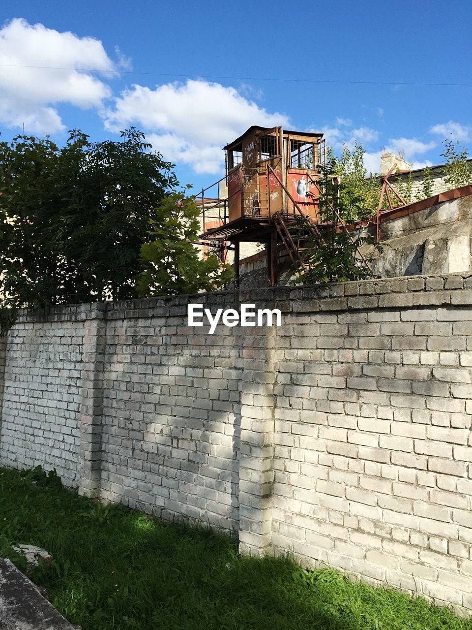 VIEW OF BUILT STRUCTURE AGAINST THE SKY