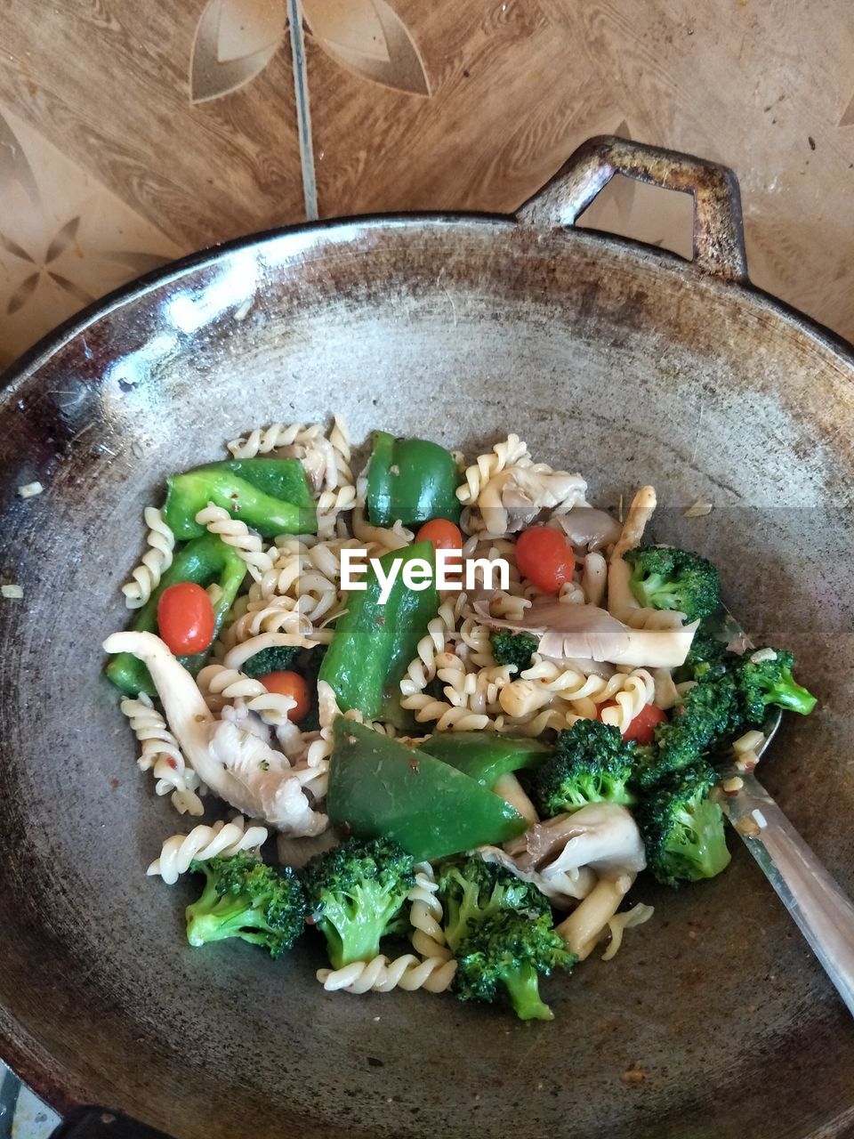 HIGH ANGLE VIEW OF MUSHROOMS IN CONTAINER