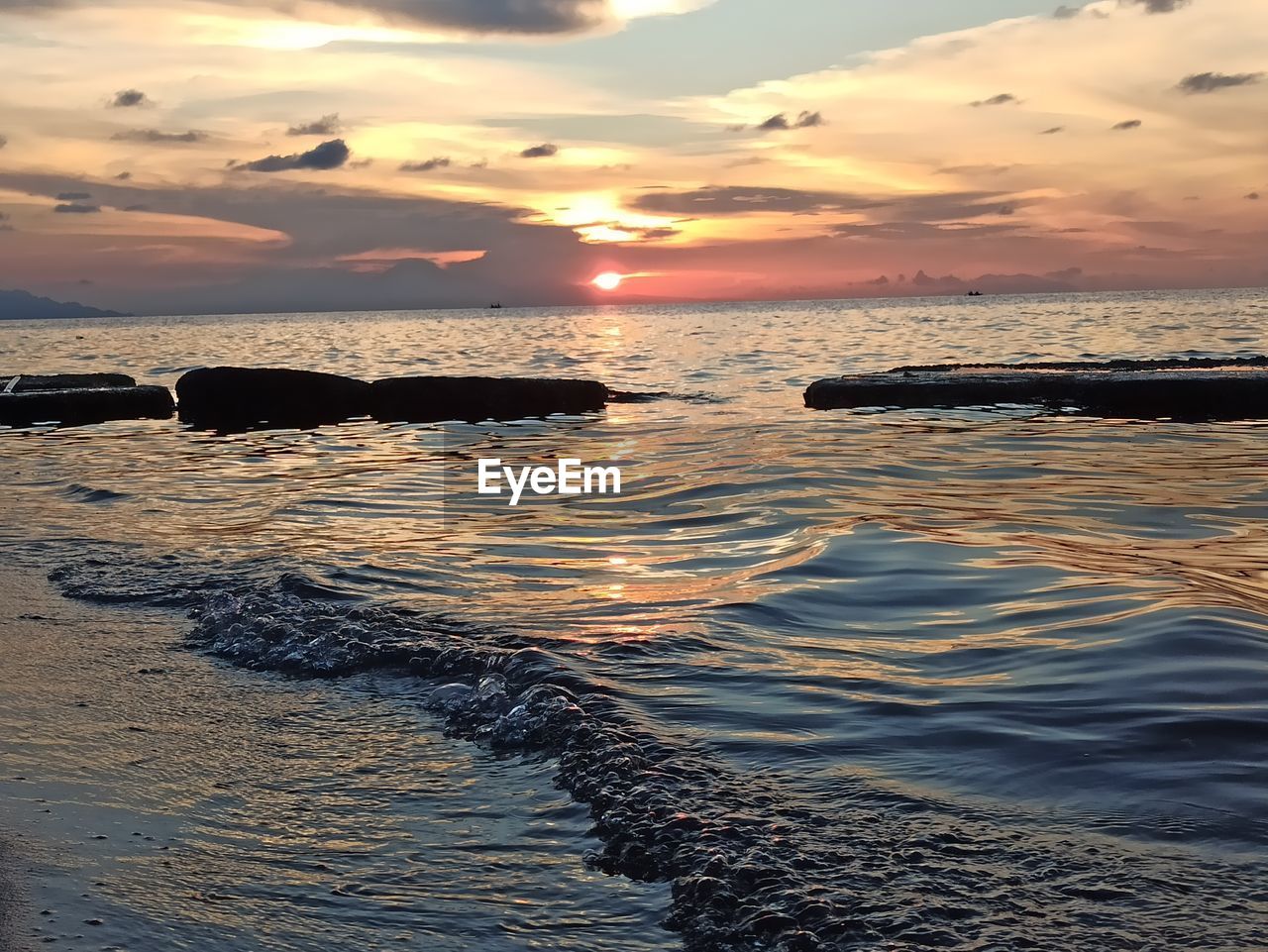 SCENIC VIEW OF SEA AGAINST SUNSET SKY